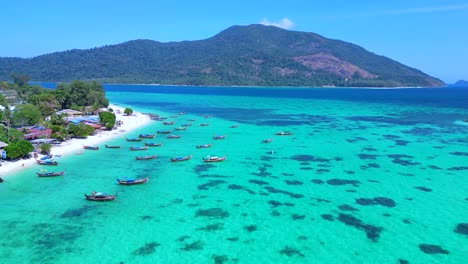 Barcos-De-Cola-Larga-En-La-Playa-De-Ensueño-En-Aguas-Turquesas