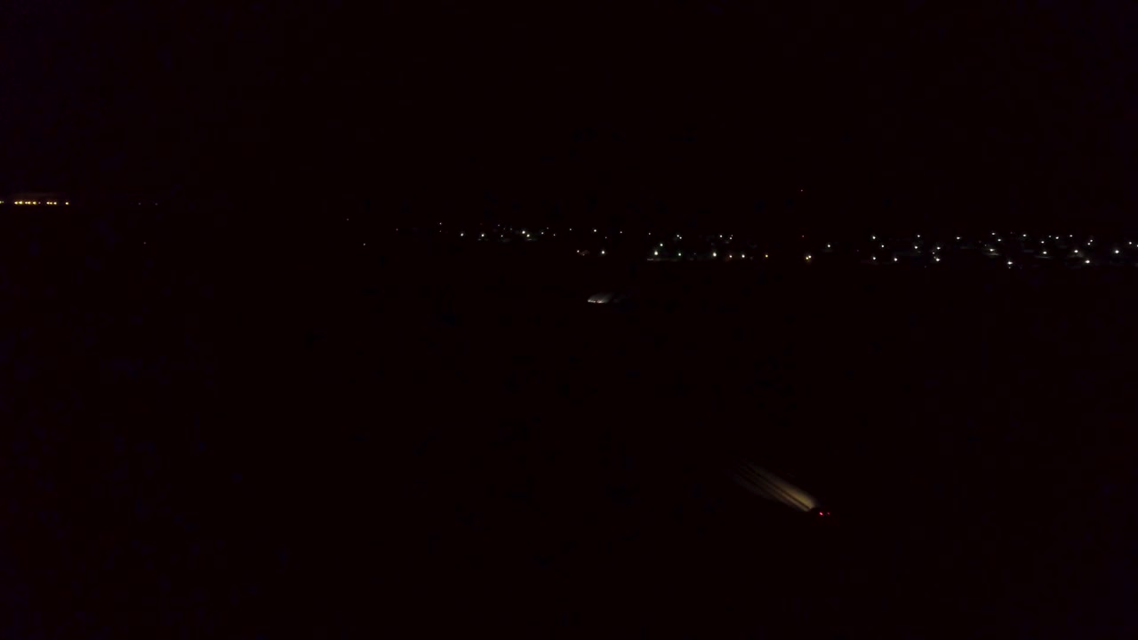 Vista Aerea Notturna delle Luci della Città e della Strada.