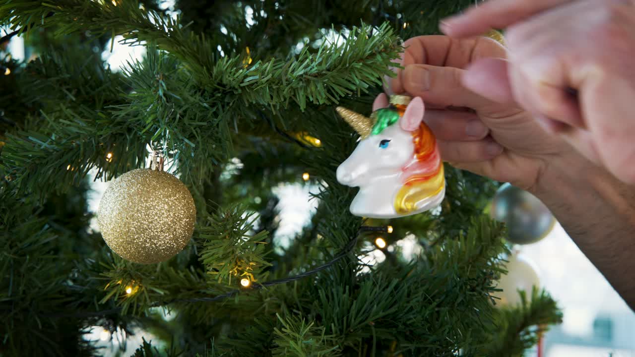 decoración de cabeza de unicornio colorida colgante en árbol de navidad artificial