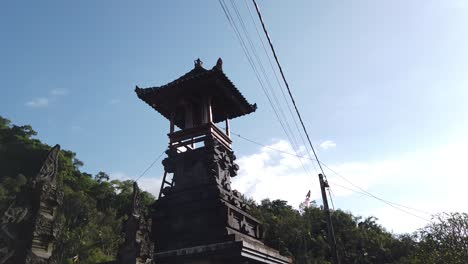 Bale-Kukul-Pabellón-Balinés-Donde-Se-Coloca-Un-Tambor-De-Troncos-Hendido-Torre-De-Vigilancia-Aldea-De-Acompañantes-Karangasem