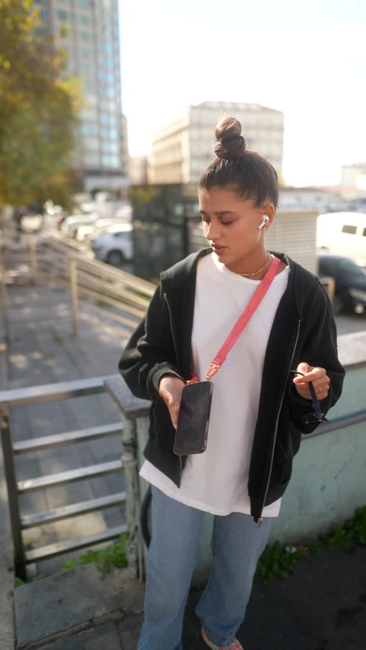 Giovane donna che cammina in città