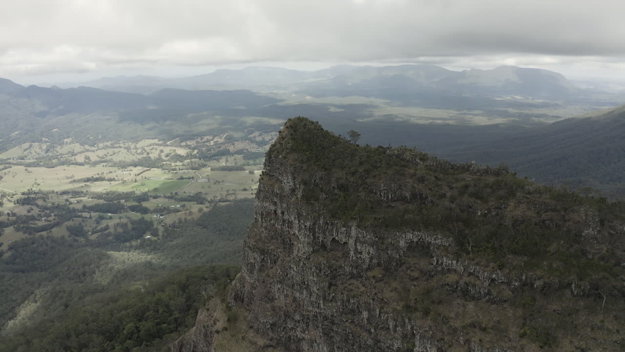 un dron de 4k disparó lentamente orbitando un gran acantilado montañoso en el parque nacional border ranges, nueva gales del sur, australia