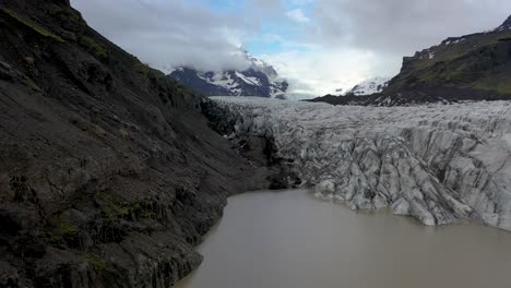 Island-Gletscher-Antenne-4k-In-Der-Nähe-Von-Bergen