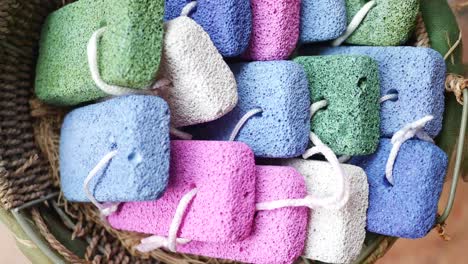 piedras pómez de colores en una canasta
