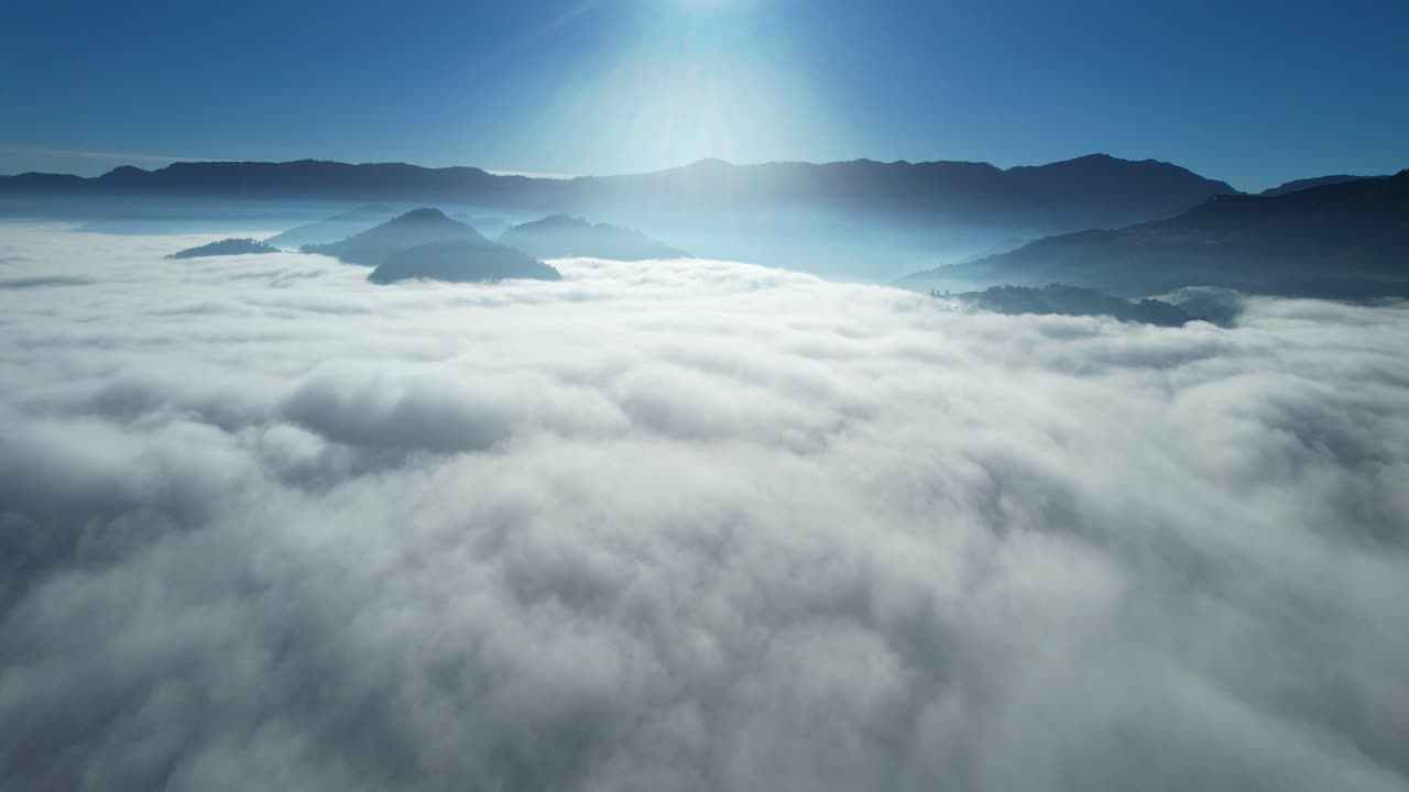 백그라운드에서 산맥과 함께 하늘의 아름다운 맑은 구름 일출 위를 비행하는 드론 공중보기