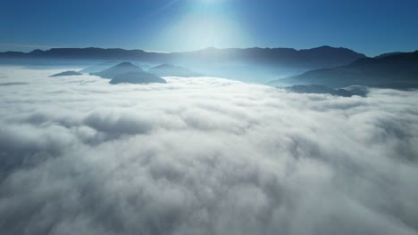 백그라운드에서 산맥과 함께 하늘의 아름다운 맑은 구름 일출 위를 비행하는 드론 공중보기