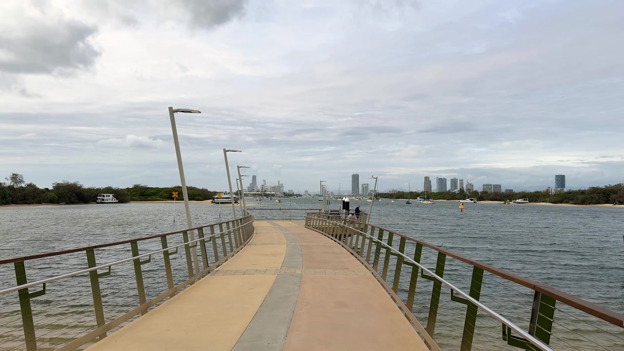 Vista de Surfers Paradise desde un embarcadero a través del Broadwater en un día nublado, Gold Coast, Australia
