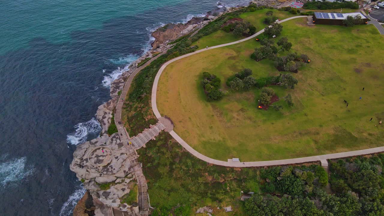 vista superior de los turistas en el parque de marcas y la costa rocosa de la bahía de mackenzies en australia