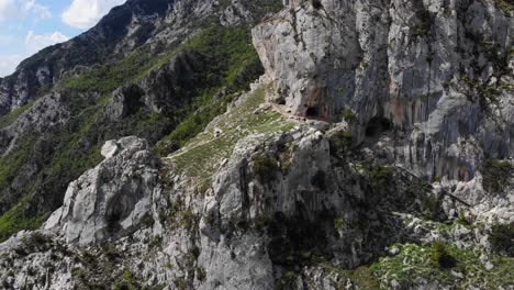 Drone-Cerrar-Formación-Geológica-De-Roca-En-El-Monte-Dajti-Bovilla-Lago-Albania-Madre-Tierra-Planeta-Concepto-De-Belleza