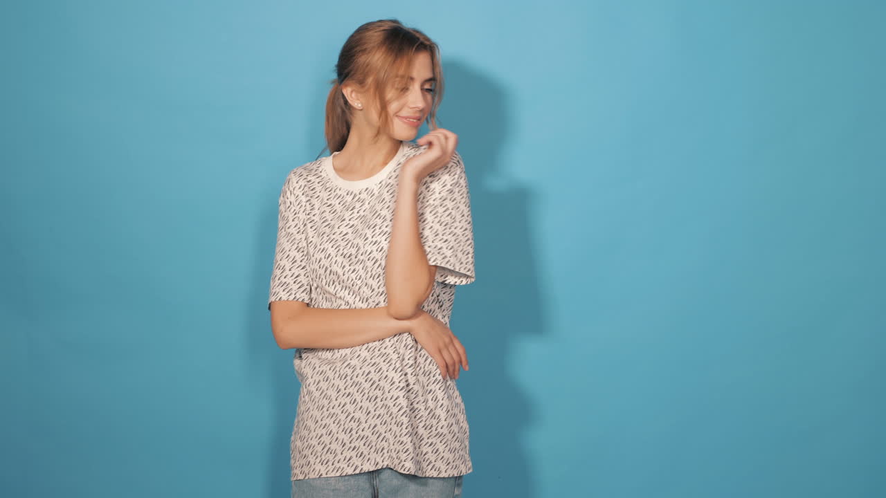 Donna con maglietta stampata su sfondo blu