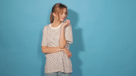 mujer con camiseta impresa sobre fondo azul