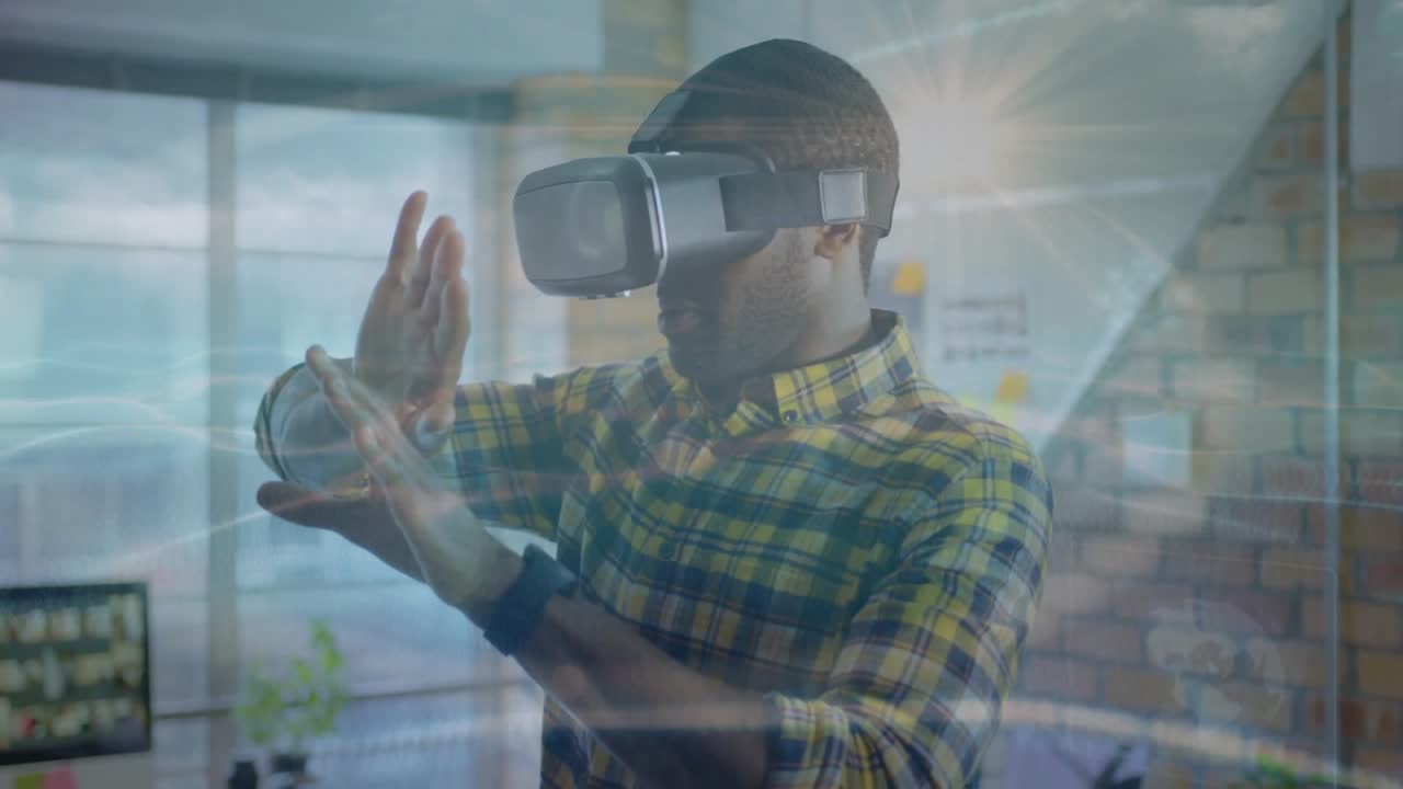 Uomo Che Entra in Ufficio Indossando un Visore VR per una Demo Tecnologica, Pizzicando e Scorrendo il Pannello per Navigare nel Menu