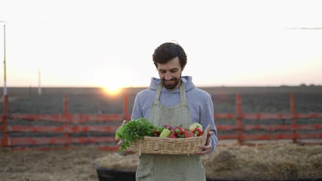 El-Concepto-De-Productos-Biológicos,-Bioecología,-Cultivados-Con-Sus-Propias-Manos,-Vegetarianos,-Ensaladas-Saludables