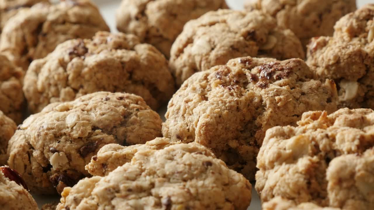 Pila di biscotti con gocce di cioccolato fatti in casa, filmato panoramico UHD 4K 2160p 30fps. Pila di biscotti con gocce di cioccolato fatti in casa, video UltraHD 3840x2160 con panoramica lenta ravvicinata.
