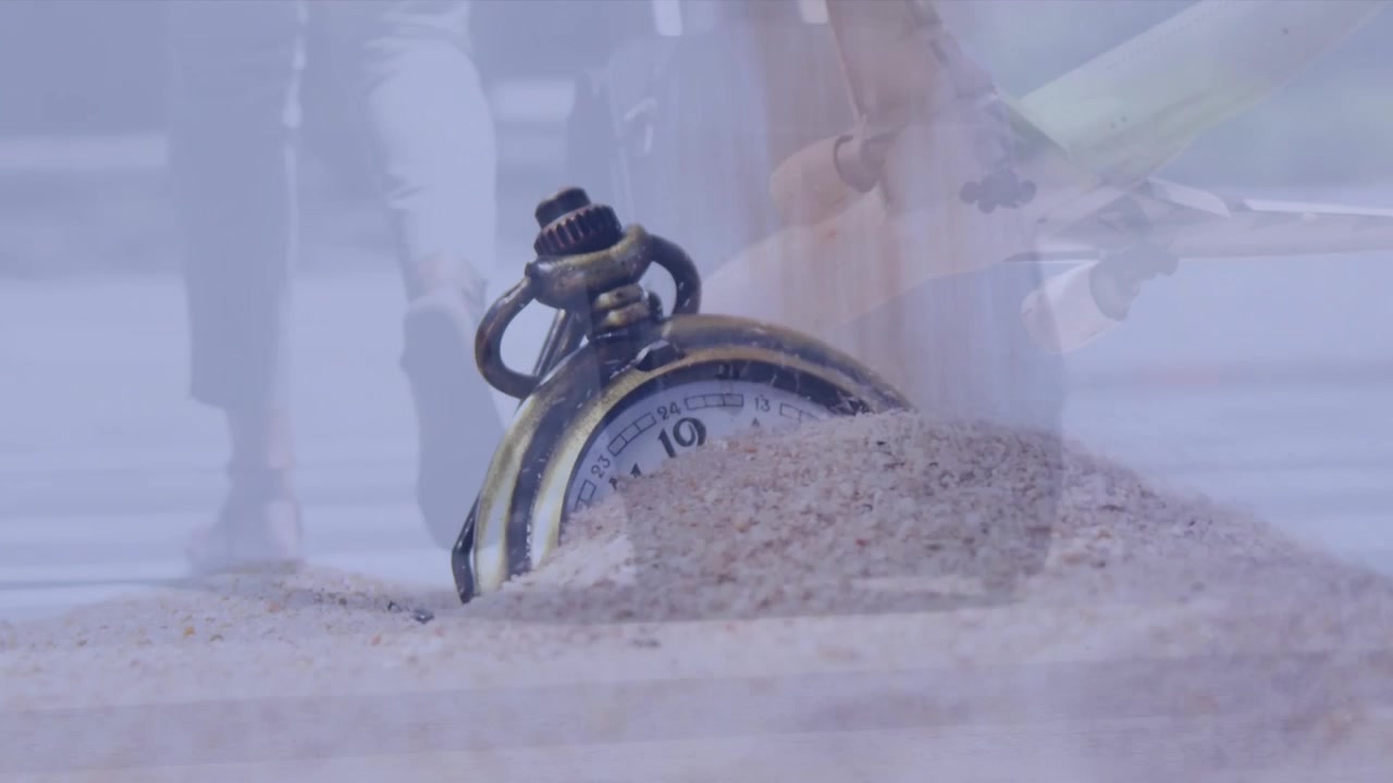 Animazione di una donna caucasica che prega con un drone maschile sopra una spiaggia soleggiata e una turbina eolica