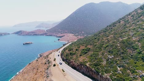 una toma de un dron de una carretera en la costa de la isla griega de creta