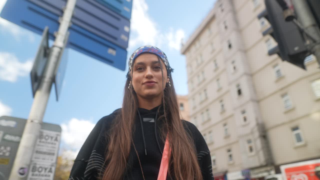 joven en la calle de la ciudad