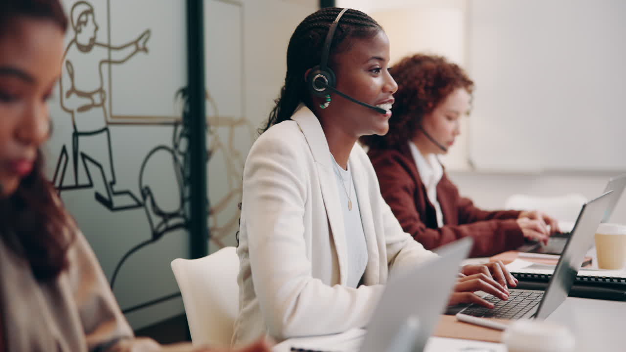 Donna afroamericana in un call center.