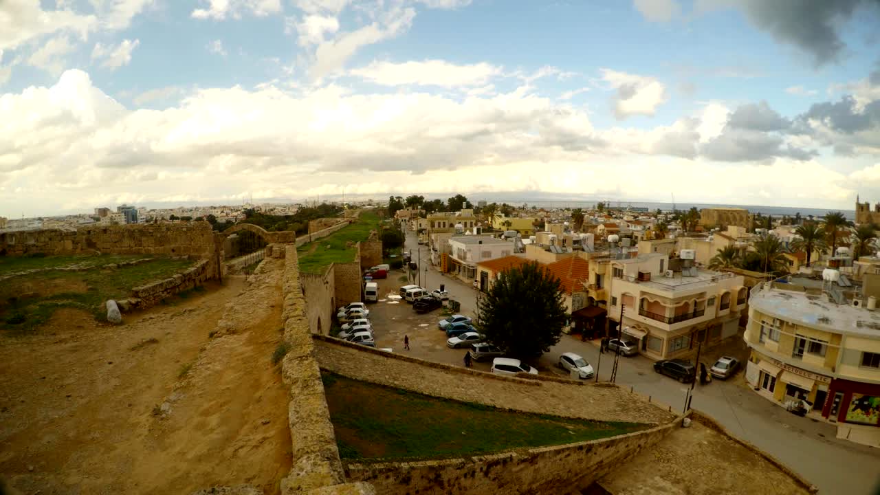 una panorámica de las casas y templos de famagusta desde la altura de la muralla de la fortaleza, varosha en la distancia