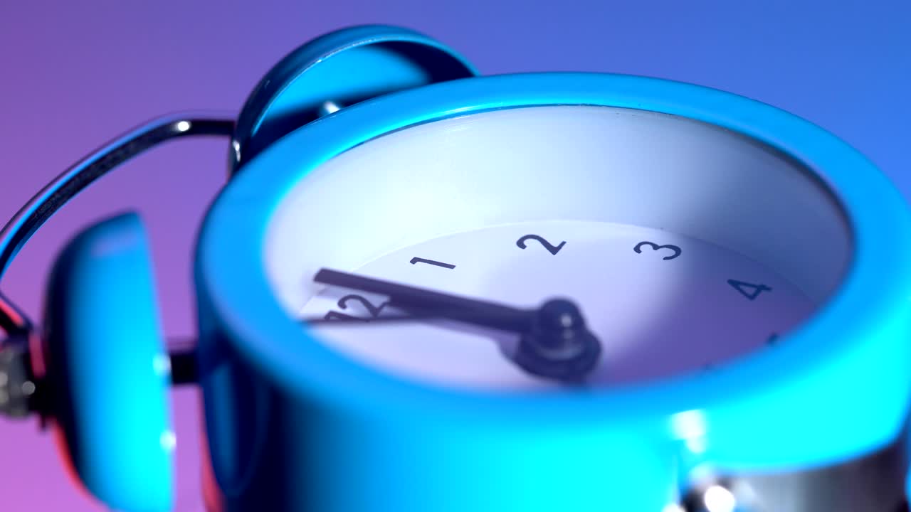 다채로운 배경 에 있는 알람 시계