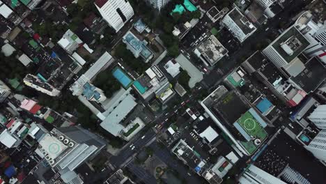 bangkok tailandia birdeye vista aérea de arriba hacia abajo del tráfico del centro de la ciudad entre rascacielos y edificios comerciales
