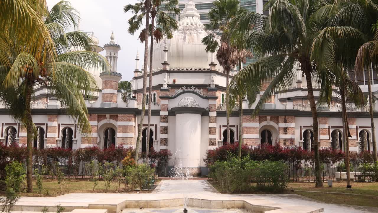 말레이시아 의 현대 쿠알라푸르 의 중심 에 있는 종려나무 사이 에 있는 옛 모스크