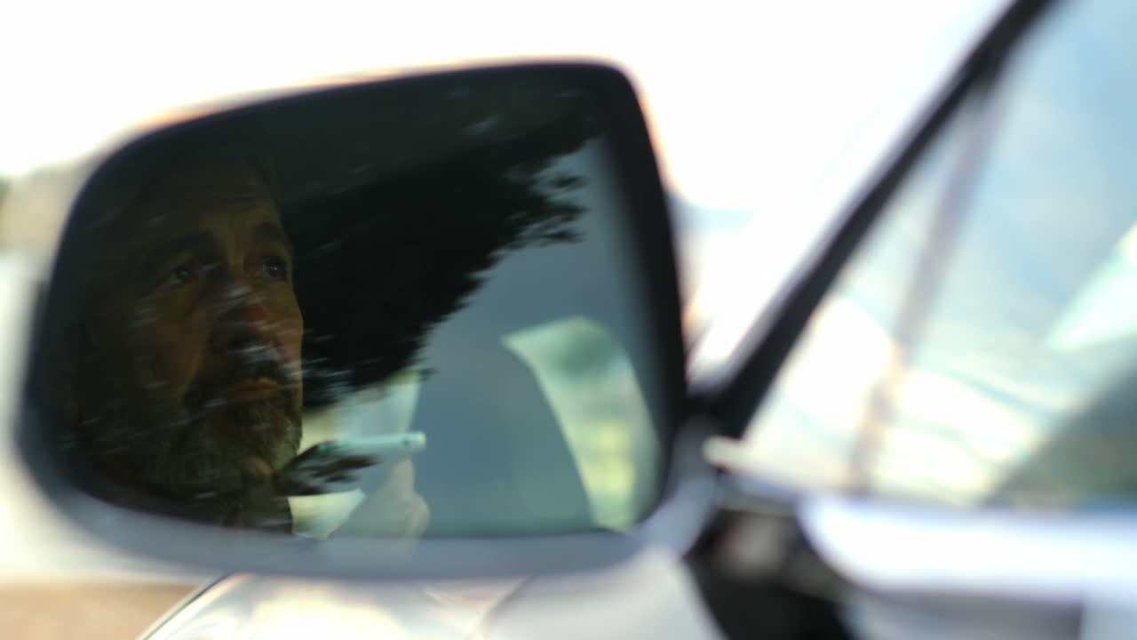 бизнесмен разговаривает по мобильному телефону в машине 4к