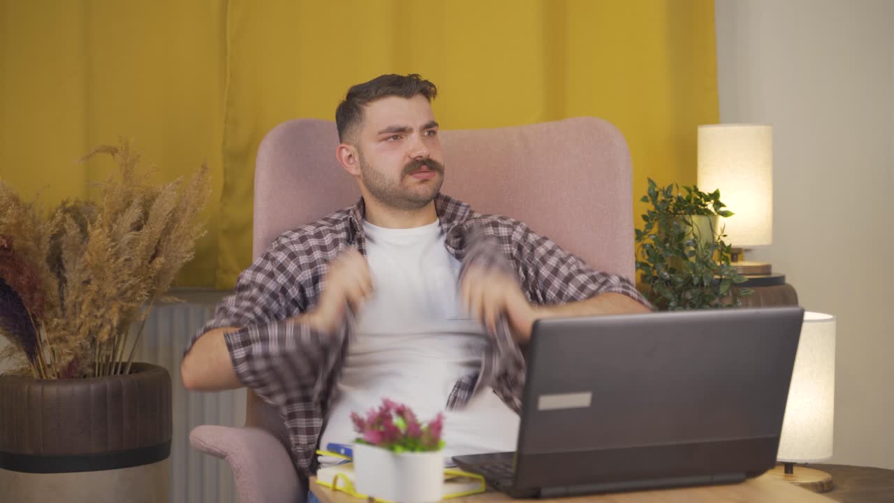 hombre infeliz e inquieto.