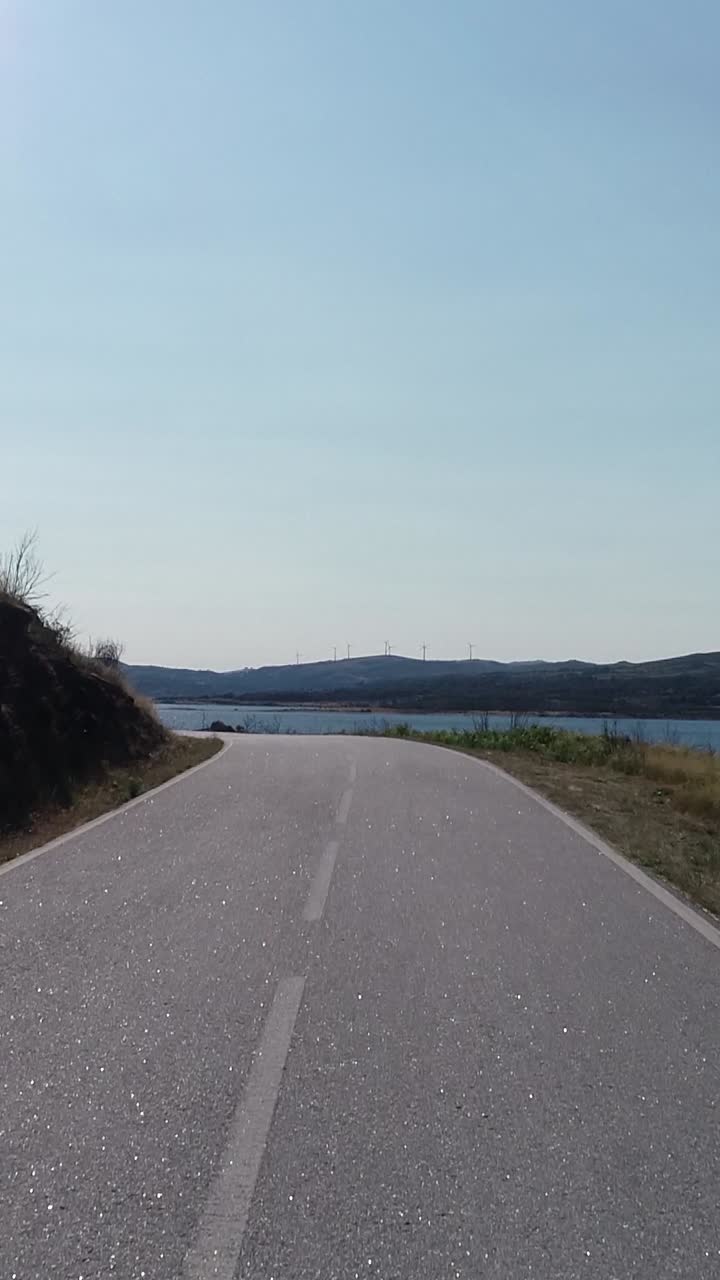 Su una strada rurale, video verticale.