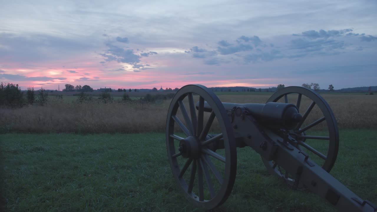 cañón de la guerra civil americana en el parque militar nacional de gettysburg