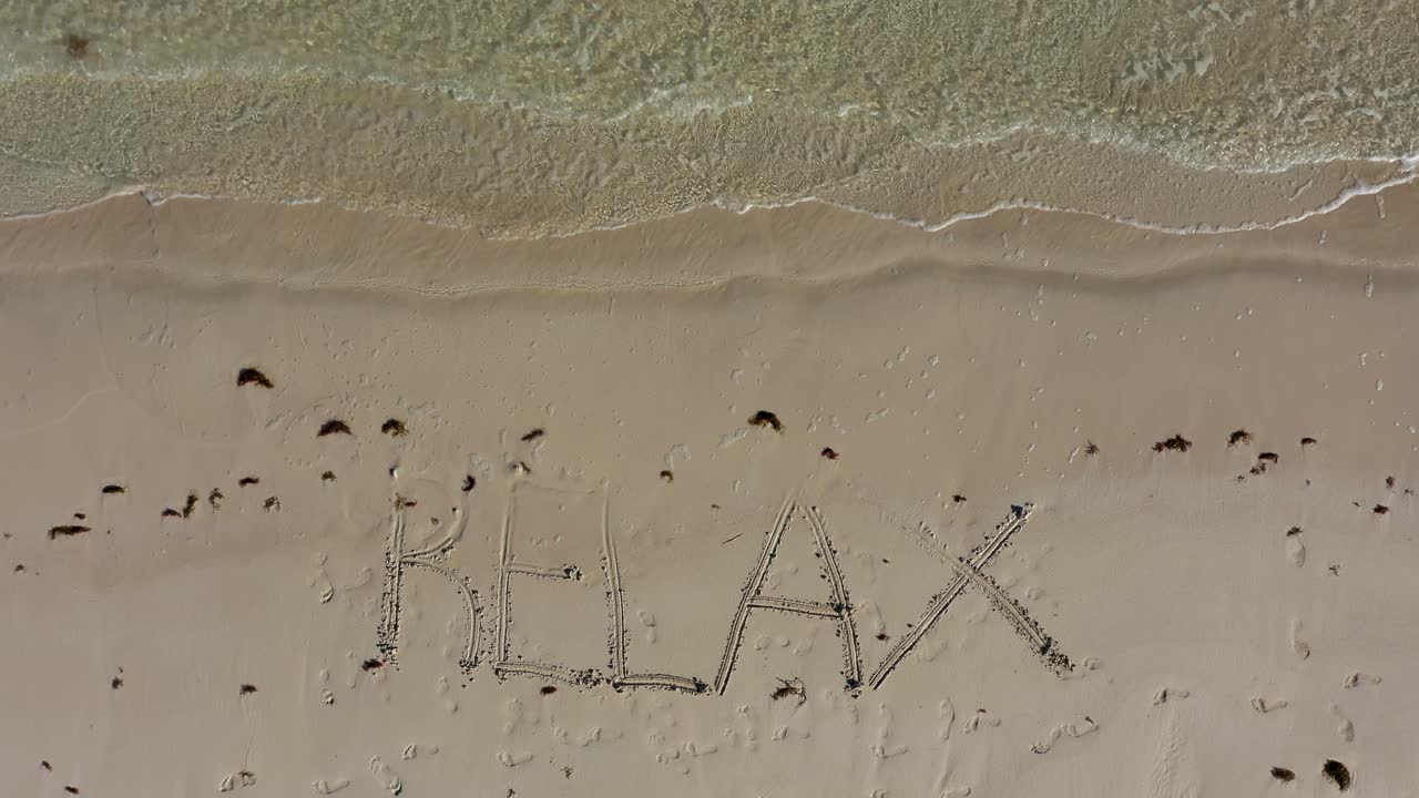 해변의 모래에 새겨진 휴식을 똑바로 내려다보는 공중 카메라