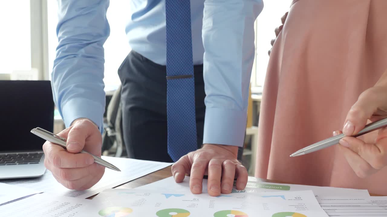 equipo de empresarios examina el rendimiento de la empresa informe de eficacia de marketing