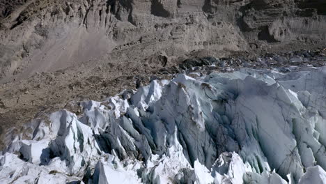 Drohnenaufnahme-Mit-Fokus-Auf-Gletscheraufschluss-In-Fairy-Meadows-Pakistan,-Rotierende-Luftaufnahme