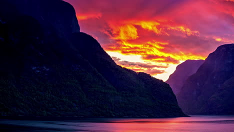 espectacular paisaje nublado al atardecer en un lago con montañas épicas