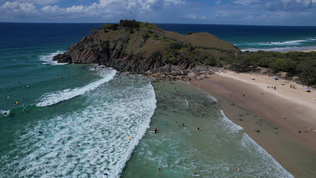 오스트레일리아 뉴 사우스 웨일즈 의 서퍼 들 과 함께 노리 헤드 와 카바리타 해변 - 공중 드론 촬영