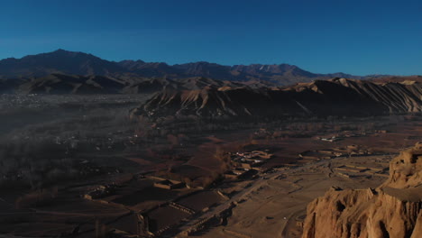 Mann-Steht-Oben-Auf-Einer-Klippe-Und-Schaut-Morgens-In-Die-Stadt-Bamyan-In-Afghanistan