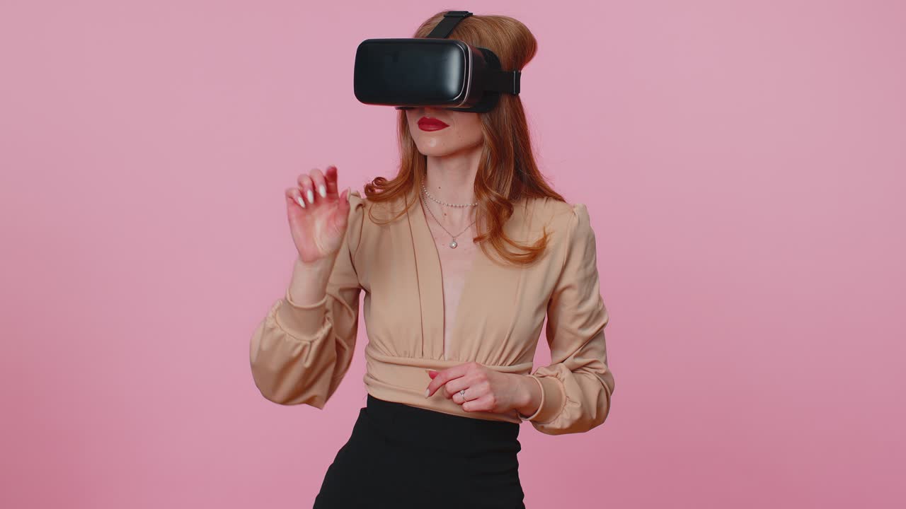 niña usando realidad virtual tecnología futurista auriculares vr casco para jugar al videojuego de simulación 3d