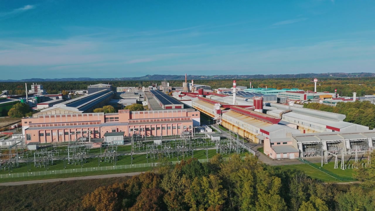 Questa vista aerea mostra una grande fabbrica di alluminio e un complesso industriale pesante con produzione di metalli