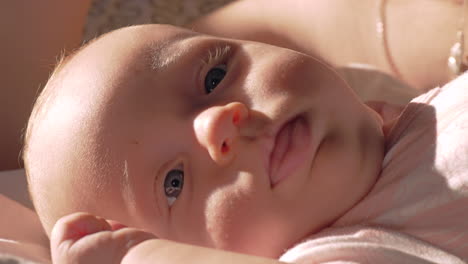 retrato de bebé a la luz del sol brillante