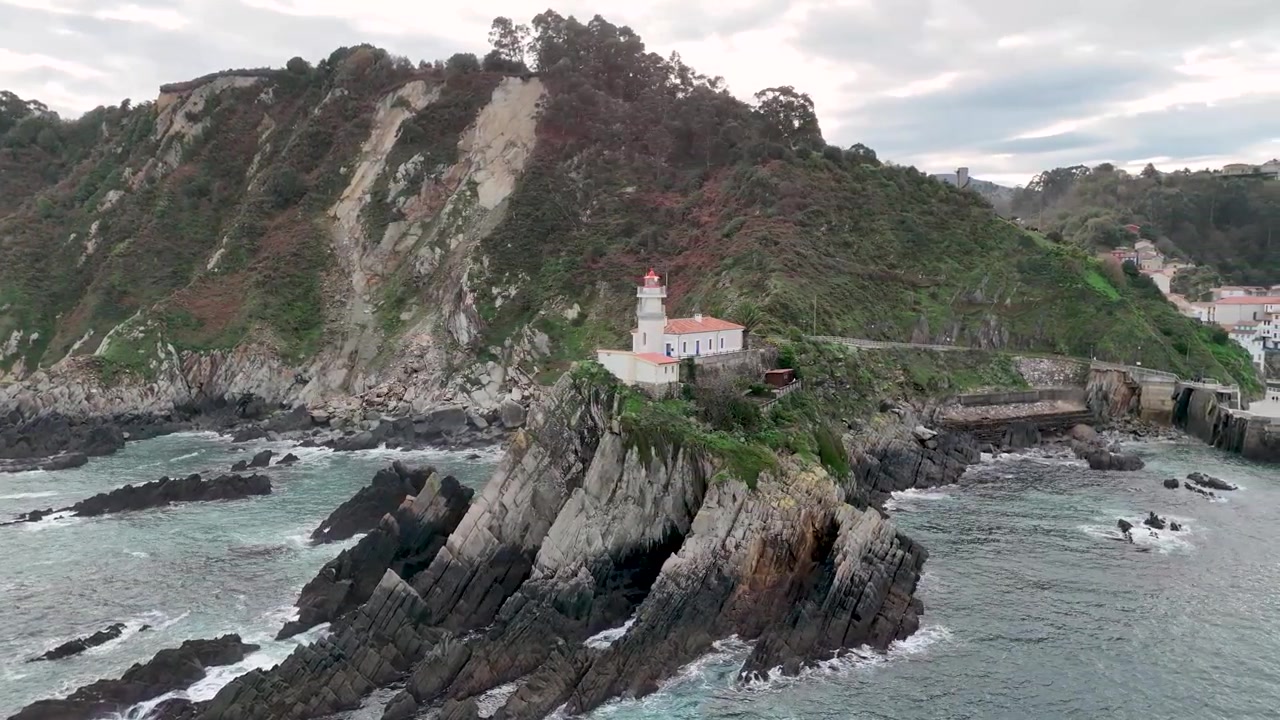 Veduta aerea del faro di Cudillero, un incantevole villaggio di pescatori situato nelle Asturie, Spagna.