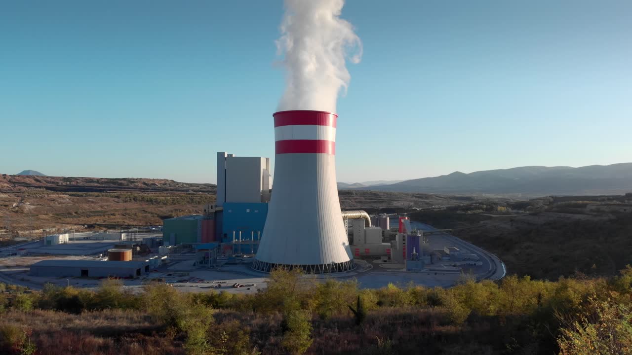 석탄 연료 발전소 쪽으로 드론 굴 ⁇  증기 연기 해가 지는