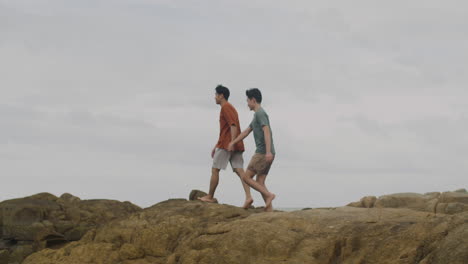 Una pareja caminando por la playa.