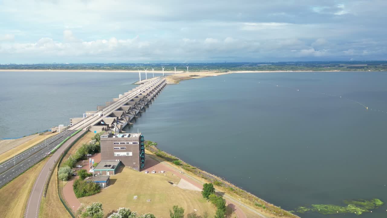 haringvliet를 건너는 haringvlietdam의 조감도