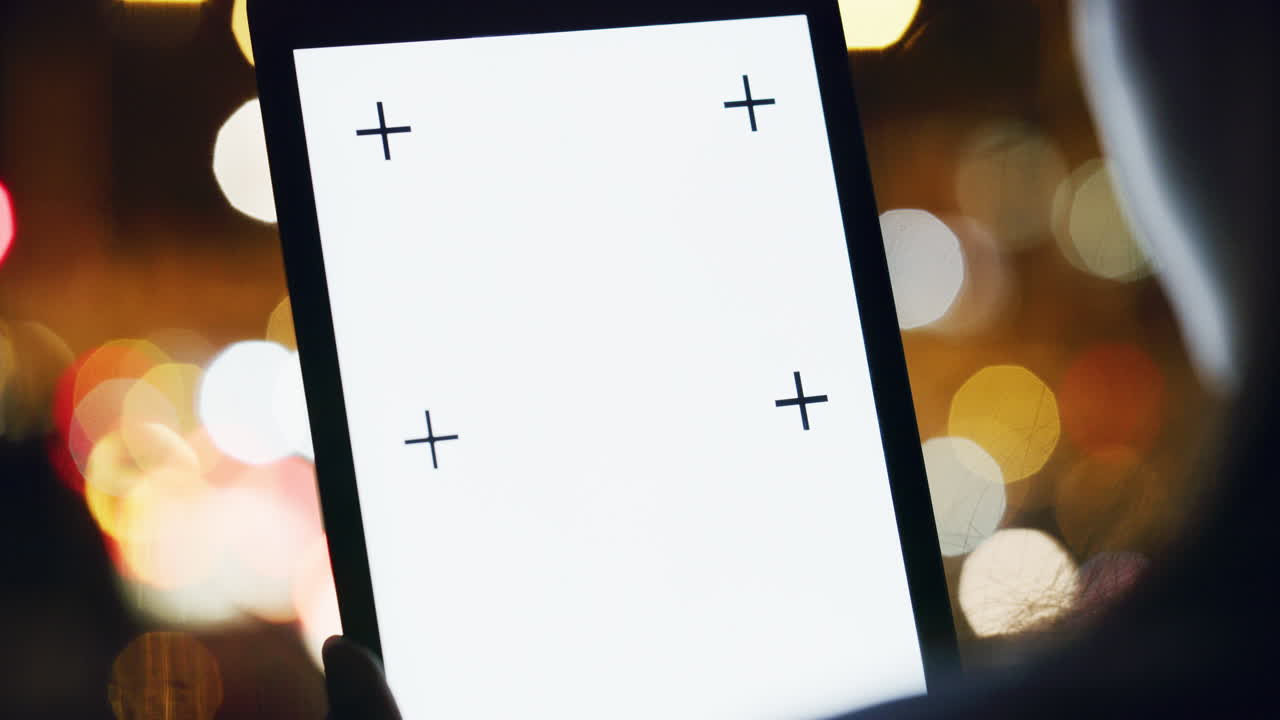 bokeh, maqueta y una tableta digital con la noche de la ciudad