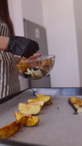 mujer preparando verduras asadas
