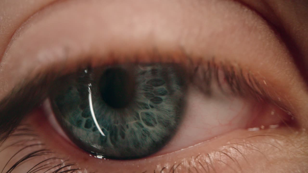 깜박이는 아름다운 파란 눈