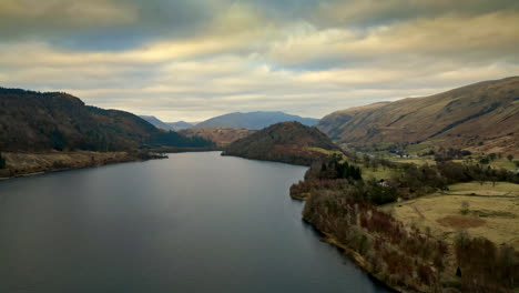 Descubra-La-Pintoresca-Campiña-De-Cumbria-En-Un-Video-Impresionante,-Que-Captura-El-Lago-Thirlmere-Y-Las-Majestuosas-Montañas-Que-Lo-Rodean