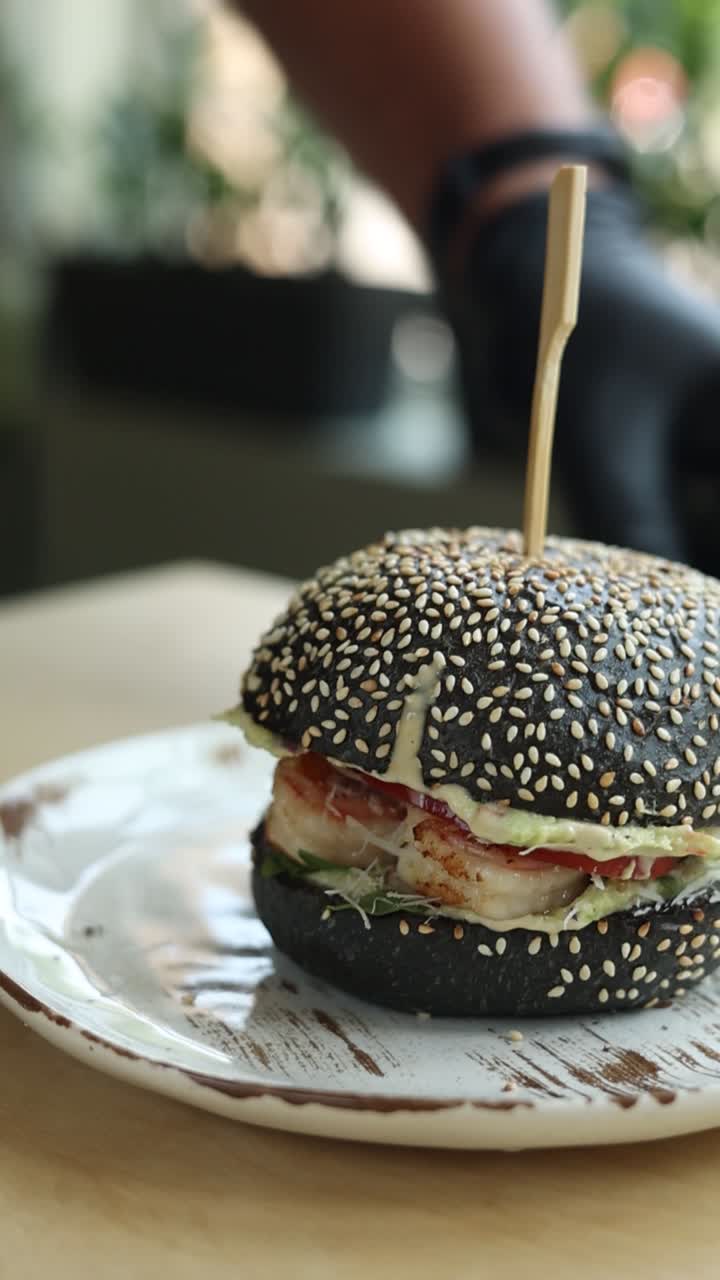 hamburguesa de camarón de sésamo negro