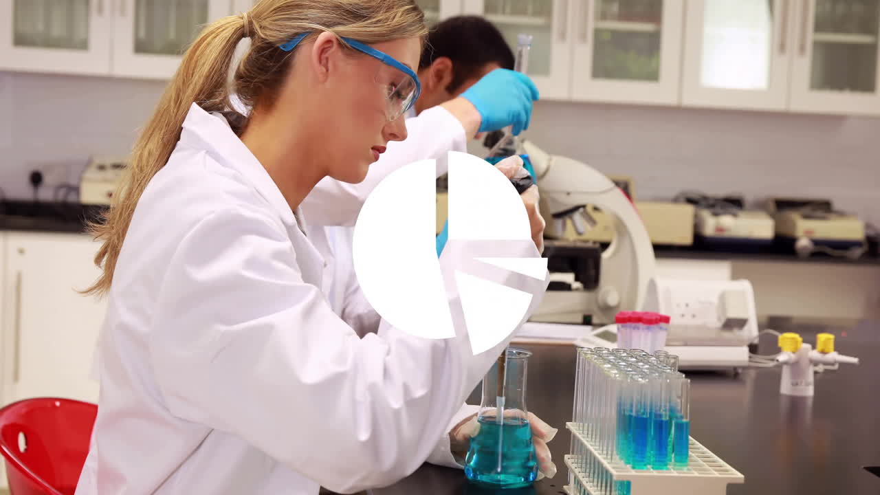 animación de diagrama blanco sobre científicos caucásicos tomando muestras en el laboratorio