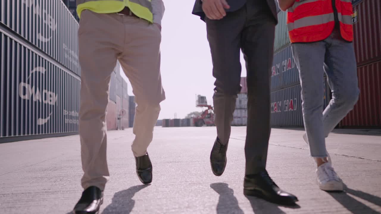 다민족, 다양한 직업, 물류 사업에서 함께 일, 컨테이너 야드 로딩에서 함께 고, 태블릿에서 프로젝트 이야기 세부 사항, 매니저 또는 투자자 또는 소유 사업은 직원과 비즈니스를 설명합니다.